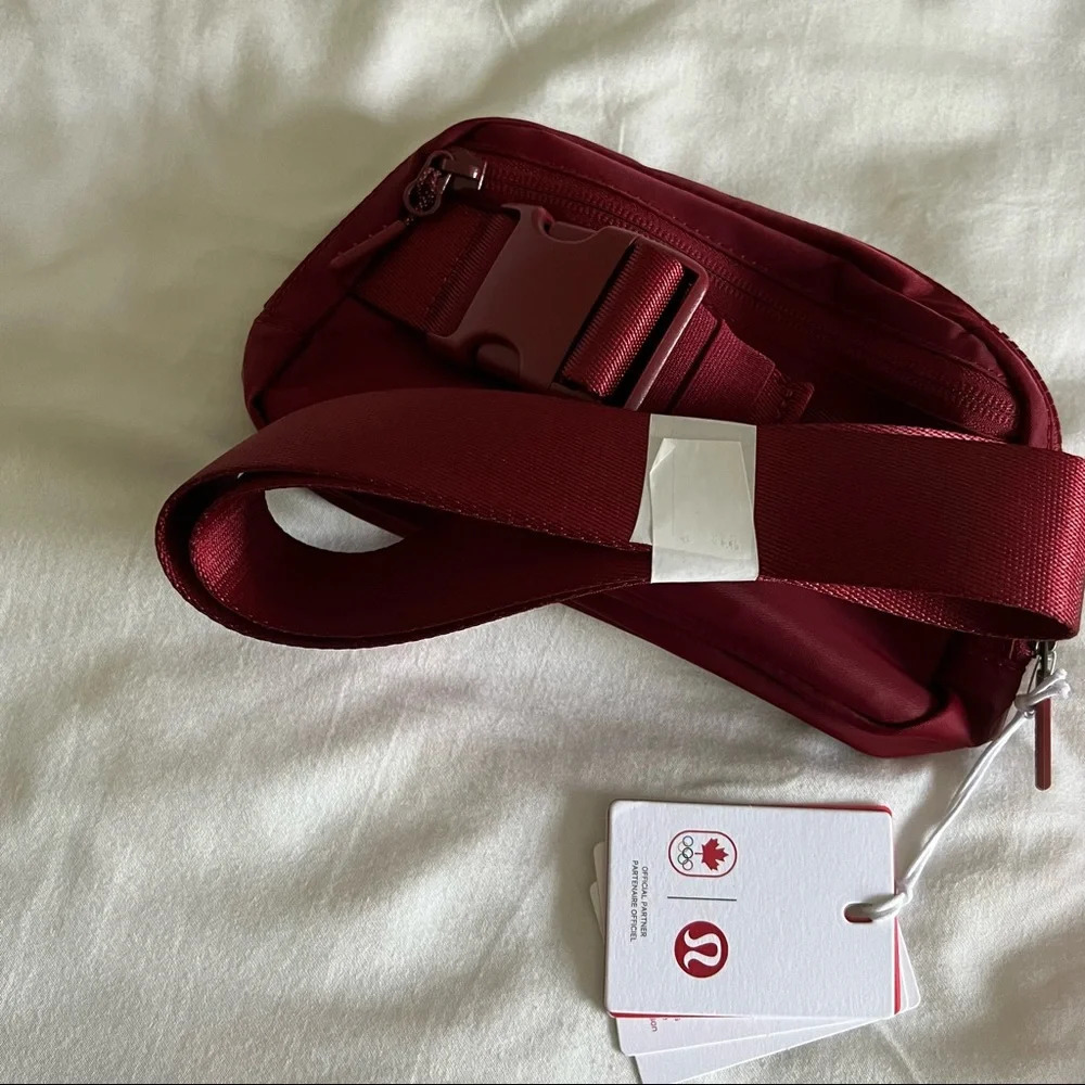 đ Lululemon Everywhere Belt Bag ebb Dark Sport Red Team Canada Olympics - Picture 3 of 5